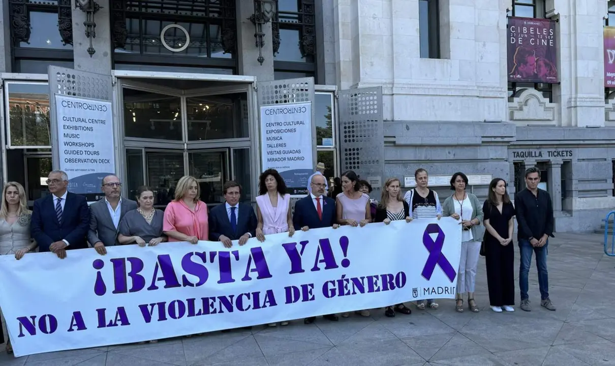  Minuto de silencio en Cibeles por el &uacute;ltimo crimen de violencia de g&eacute;nero en la capital. - EUROPA PRESS 