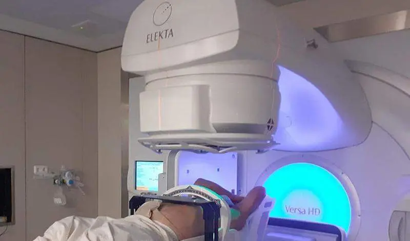  Paciente de c&aacute;ncer de pulm&oacute;n recibiendo tratamiento con un acelerador lineal 