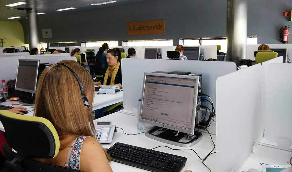  Operadores en una de las salas de coordinaci&oacute;n de Salud Responde, en Ja&eacute;n | Junta de Andaluc&iacute;a 