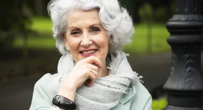  Anne Flanagan, senior, comienza una carrera como modelo a los 70 a&ntilde;os &ndash; SWNS 