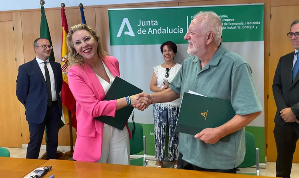  La consejera de Econom&iacute;a y el presidente de la Federaci&oacute;n de Organizaciones Andaluzas de Mayores (FOAM), Mart&iacute;n Dur&aacute;n, tras la firma del protocolo. 