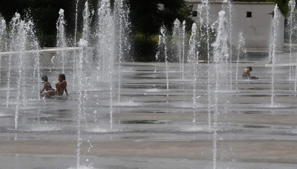  Archivo - Varios ni&ntilde;os se refrescan en una fuente - Jorge Gil - Europa Press - Archivo 