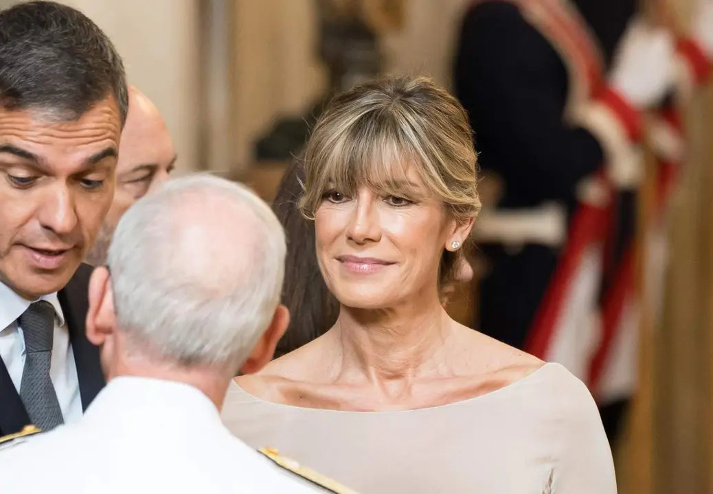  (I-D) El presidente del Gobierno, Pedro S&aacute;nchez, el jefe de Estado Mayor de la Defensa, Teodoro Esteban L&oacute;pez Calder&oacute;n, y la mujer del presidente del Gobierno, Bego&ntilde;a G&oacute;mez, durante la imposici&oacute;n de condecoraciones con ocasi&oacute;n del X aniversario de la Proc - Diego Radam&eacute;s - Europa Press 