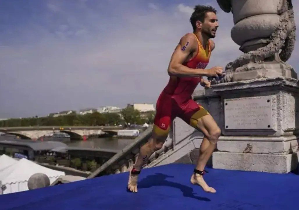  Alberto Gonz&aacute;lez durante la prueba de triatl&oacute;n de los Juegos Ol&iacute;mpicos de Par&iacute;s<br>- COE 