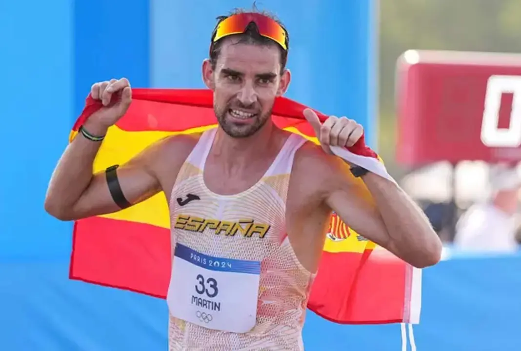  Alvaro Martin celebra su medalla de bronce en los 20 kms marcha de Paris 2024<br>- ALVARO D&Iacute;AZ/AFP7/EUROPA PRESS 