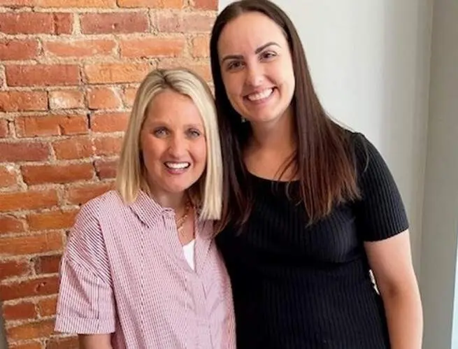  Jess Hause (izquierda) y Megan Schultz (derecha)  se reencuentran despu&eacute;s de 10 a&ntilde;os sin contacto &ndash; SWNS 