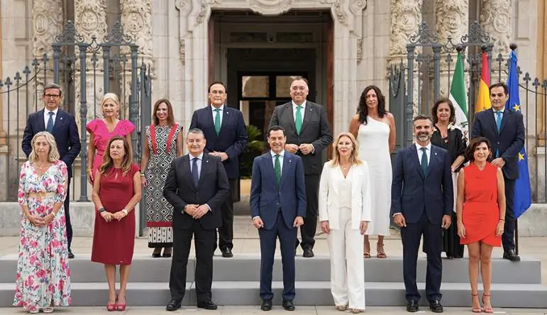  El nuevo Gobierno andaluz en la fachada del Palacio de San Telmo, sede de la Presidencia de la Junta de Andaluc&iacute;a | Junta de Andaluc&iacute;a 