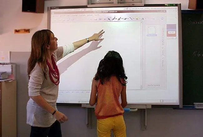  Profesora dando clase en una pizarra electr&oacute;nica | EP 