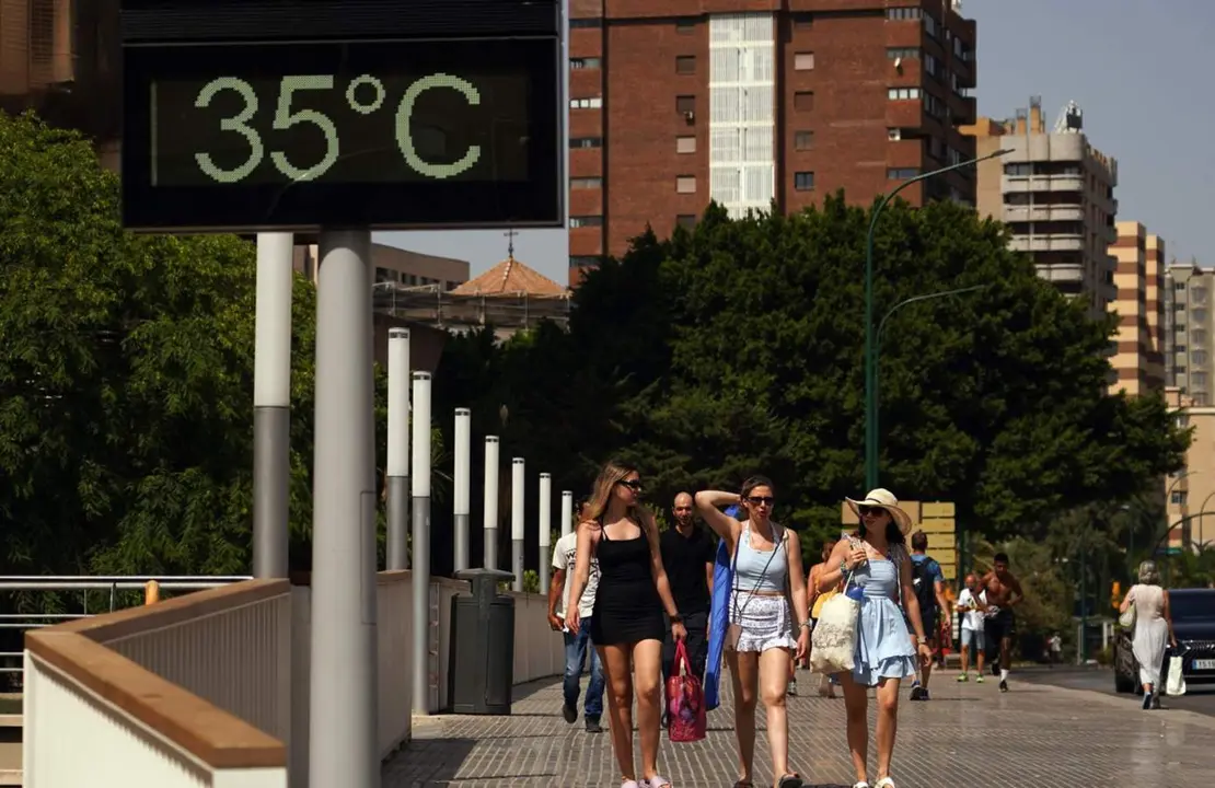  Varias personas se resguardan del calor. A 1 de agosto de 2024, en M&aacute;laga (Andaluc&iacute;a, Espa&ntilde;a). - &Aacute;lex Zea - Europa Press 