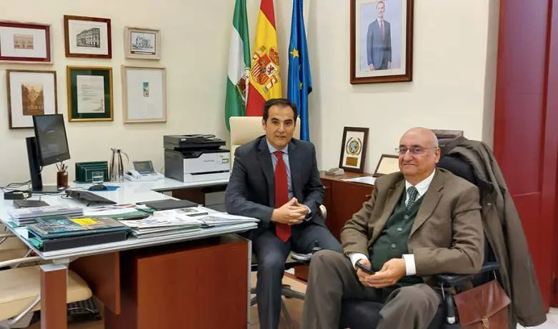  El consejero de Justicia, Administraci&oacute;n Local y Funci&oacute;n P&uacute;blica, con el responsable de la asociaci&oacute;n andaluza de personas con discapacidad, Cota Cero | Junta de Andaluc&iacute;a 