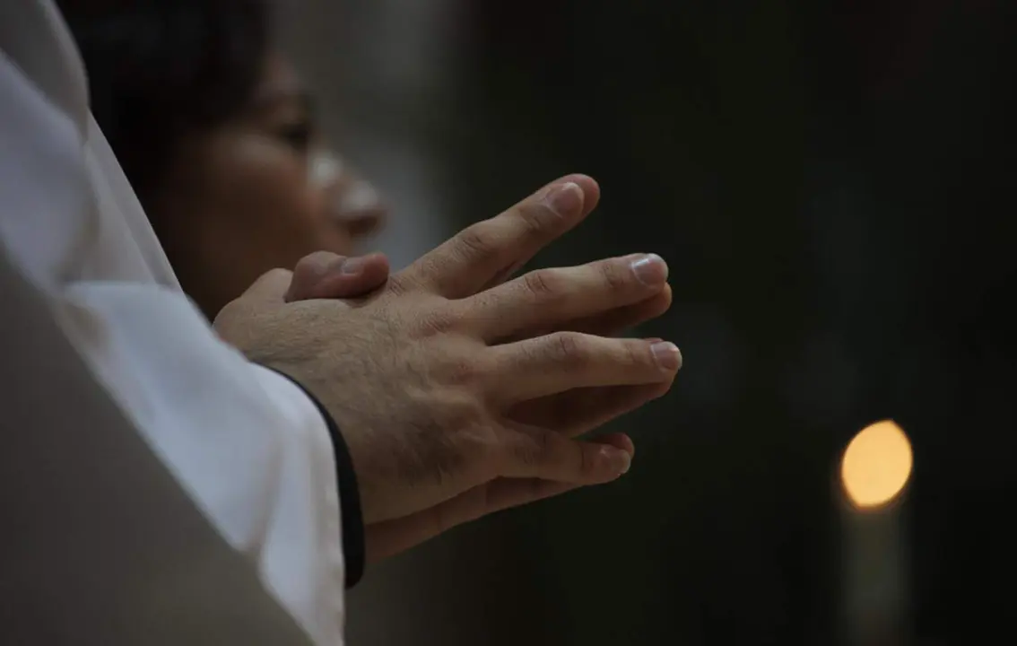  Archivo - Manos de un sacerdote en el interior del templo. - Alejandro Mart&iacute;nez V&eacute;lez - Europa Press - Archivo 