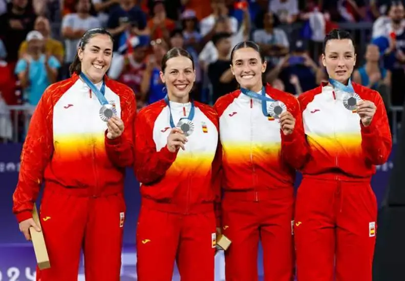  Las jugadoras espa&ntilde;olas de 3x3 recibiendo la medalla de plata 