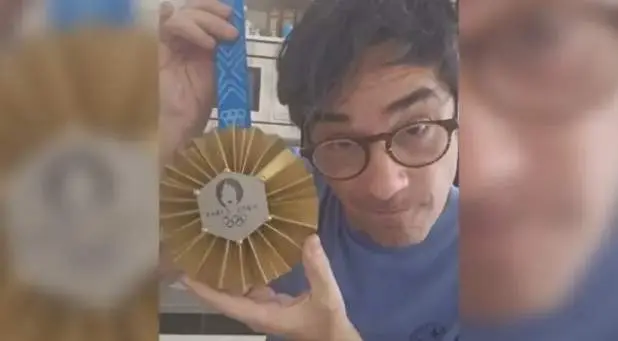  Jordi Cruz ense&ntilde;a a hacer una medalla casera de los Juegos Ol&iacute;mpicos | 20 minutos 