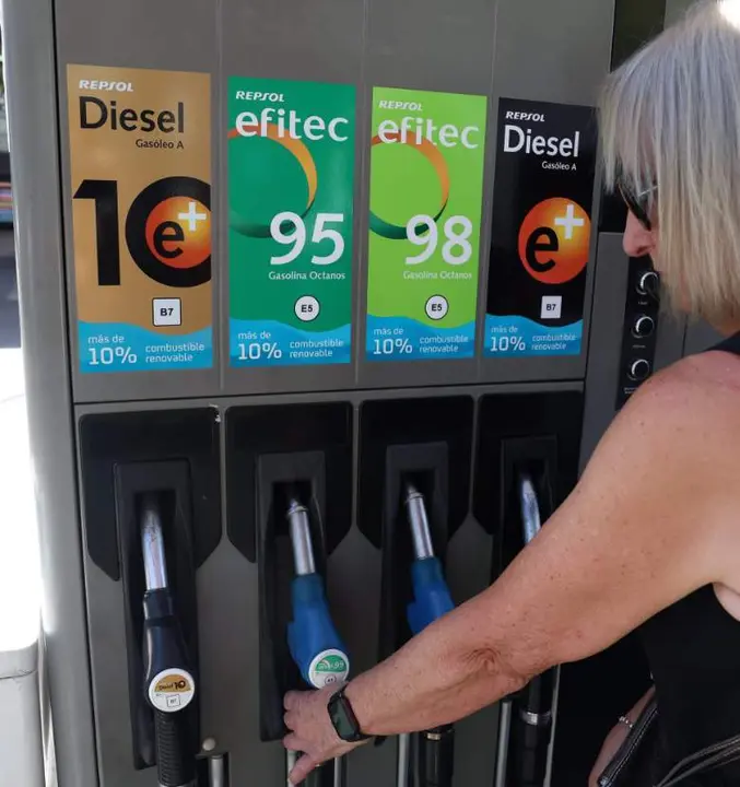 Archivo - Una mujer reposta gasolina, a 6 de octubre de 2023, en Madrid (Espa&ntilde;a). El precio del di&eacute;sel vuelve a encarecerse tras tres meses de subida y se sit&uacute;a en 1,688 euros el litro quedando muy cerca del m&aacute;ximo anual alcanzado en enero cuando estaba a - Marta Fern&aacute;ndez Jara - Europa Press - Archivo 