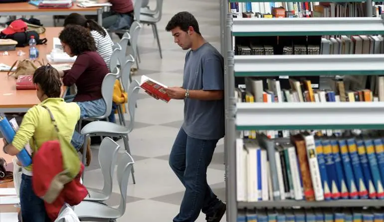  Estudiantes en una biblioteca universitaria | Junta de Andaluc&iacute;a 