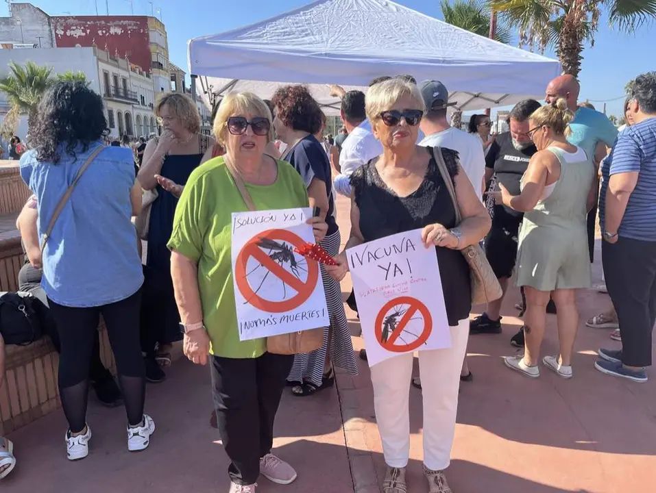  La consejera de Salud y Consumo, Roc&iacute;o Hern&aacute;ndez, ha asegurado este viernes sobre los casos de virus del Nilo Occidental que "estamos haciendo un seguimiento muy intenso" y ha apostado por el refuerzo de las medidas preventivas con el prop&oacute;sito de que "esta situaci&oacute;n no se vuelva a dar el a&ntilde;o que viene".<br><br>En una entrevista con Canal Sur Radio, seguida por Europa Press, ha dado cuenta del balance de los pacientes hospitalizados, que son dos as&iacute; como "hay otro por confirmar", mientras que ha desechado que se est&eacute; investigando alg&uacute;n caso de fallecimiento por este virus.<br><br>Hern&aacute;ndez ha explicado sobre la coordinaci&oacute;n con otras administraciones que este jueves "nos reunimos con la Diputaci&oacute;n Provincial de Sevilla para volver a poner sobre la mesa todas las medidas que se estaban realizando y mantenerlas conjuntamente", antes de remarcar el argumento del refuerzo de las medidas.<br><br>La consejera de Salud ha explicado las condiciones que propician la irrupci&oacute;n de los mosquitos propagadores de la enfermedad, entre los que ha incluido "el poco fr&iacute;o que est&aacute; haciendo, las lluvias, las aguas retenidas", para apuntar entonces que "ah&iacute; es donde tenemos que actuar". |  EP 