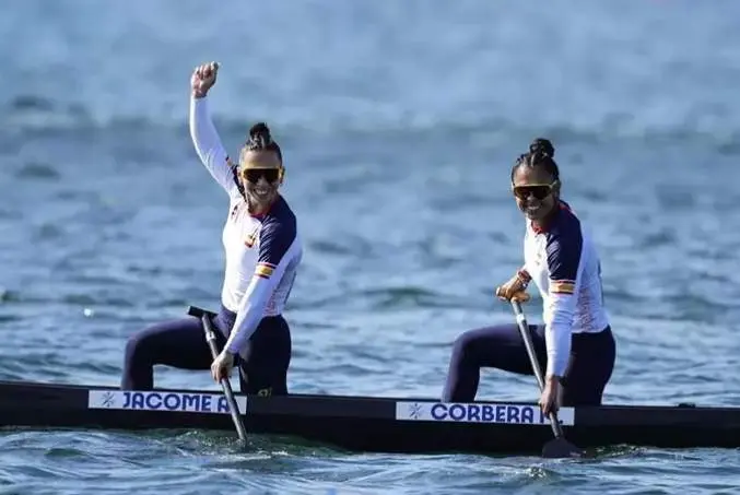  Las palistas espa&ntilde;olas Ant&iacute;a J&aacute;come y Mar&iacute;a Corbera celebran su clasificaci&oacute;n para la final del C2 500 metros en los Juegos Ol&iacute;mpicos de Paris 2024. | EP 