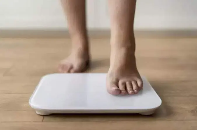  Persona subiendo a una b&aacute;scula<br>- C&Oacute;METE TUS MIEDOS | Infosalus 