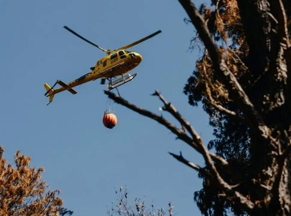  Un helic&oacute;ptero interviene en las labores de extinci&oacute;n - GOBIERNO DE CANARIAS | EP 