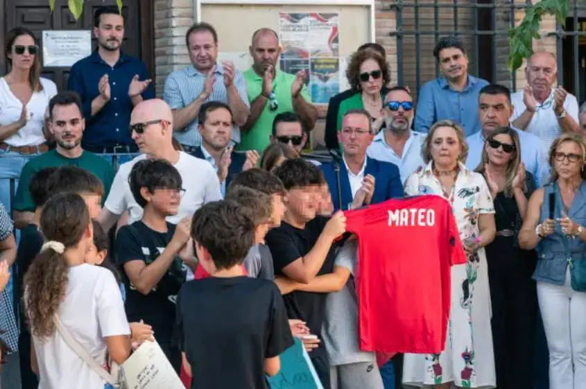  Amigos del ni&ntilde;o asesinado muestran una camiseta con su nombre 