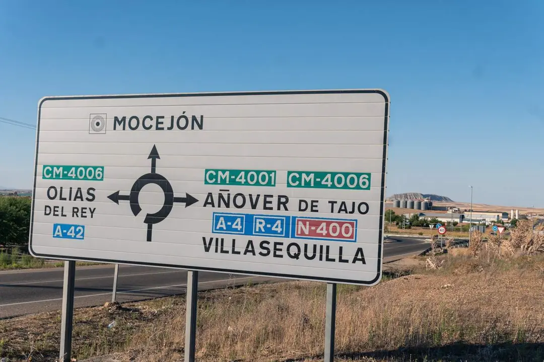  Una se&ntilde;al de tr&aacute;fico indicando la direcci&oacute;n a Mocej&oacute;n 