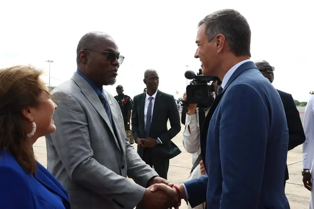  El presidente de Gambia, Adama Barrow (c), recibe al presidente del Gobierno de Espa&ntilde;a, Pedro S&aacute;nchez (d), a su llegada a un encuentro en Gambia 