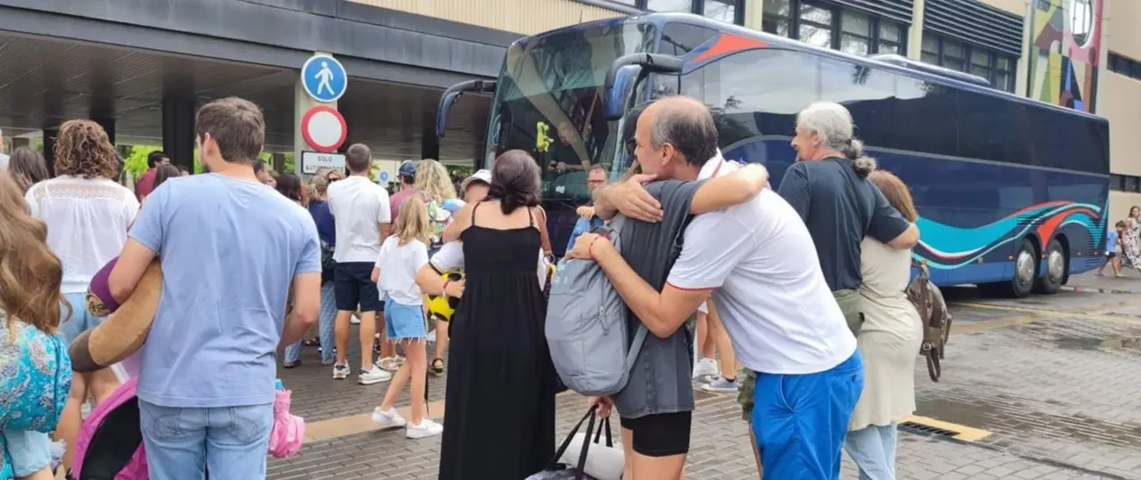  Ni&ntilde;os despidi&eacute;ndose de sus familias valencianas | EP 