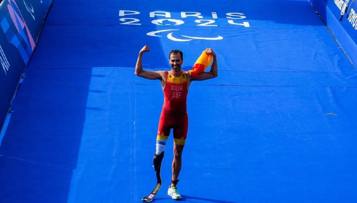  El triatleta espa&ntilde;ol Dani Molina tras ganar la medalla de oro en la prueba de triatl&oacute;n de los Juegos Paral&iacute;mpicos de Par&iacute;s 2024 