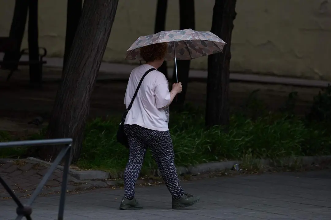  Una mujer se protege de la lluvia con un paraguas, a 8 de junio de 2024, en Madrid (España) - Jesús Hellín - Europa Press 