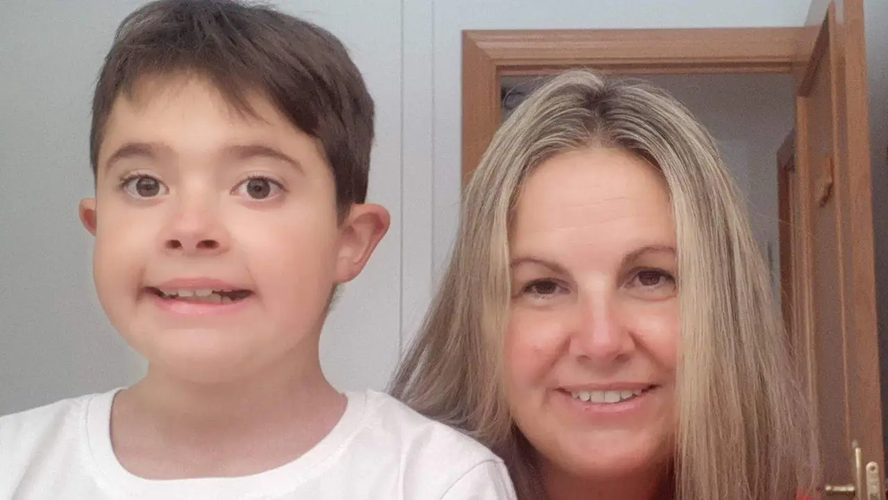  Alonso y su madre Silvia. FOTO CEDIDA POR SILVIA &Aacute;VILA DE LA ASOCIACI&Oacute;N DUCHENNE PARENT PROJECT | RTVE 