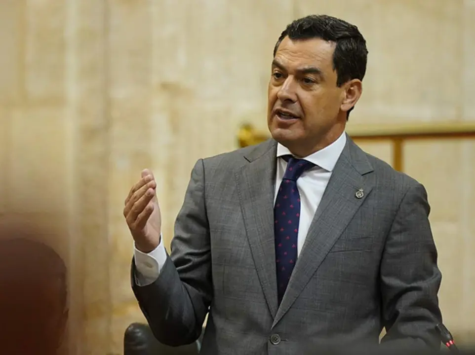  Juanma Moreno interviene en la sesi&oacute;n de control en el Parlamento andaluz. 