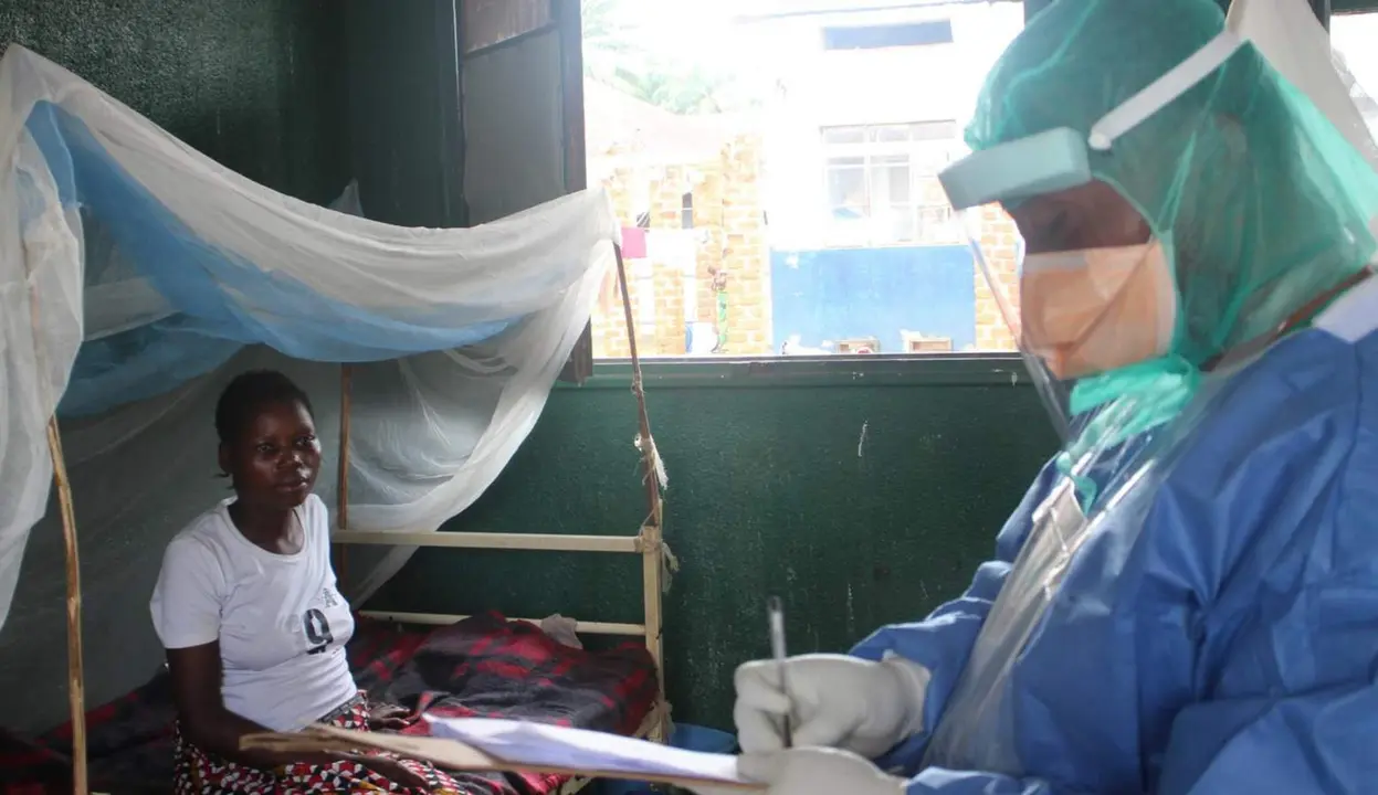  Archivo - Dr Th&eacute;ophile Lukembe, physician at Bolomba General Referral Hospital, consults Mpox patients at Bolomba General Referral Hospital. - ALAIN DUHAMEL NTUNGANE/MSF - Archivo 