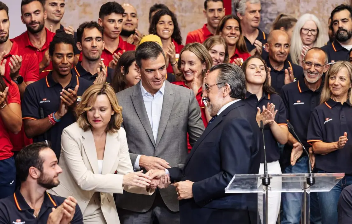  Archivo - (I-D) La ministra de Educaci&oacute;n, Formaci&oacute;n Profesional y Deportes, Pilar Alegr&iacute;a; el presidente del Gobierno, Pedro S&aacute;nchez, y el presidente del Comit&eacute; Paral&iacute;mpico Espa&ntilde;ol y presidente de la ONCE, Miguel Carballeda, durante la recepci&oacute;n que S&aacute;nch - Carlos Luj&aacute;n - Europa Press - Archivo 