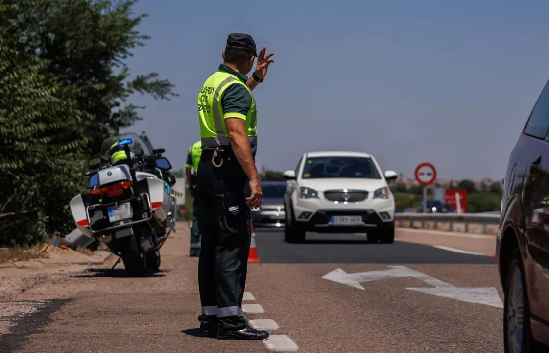  Archivo - Un agente de la Guardia Civil durante un control en la autov&iacute;a A-5, en la primera operaci&oacute;n salida del verano de 2022, a 1 de julio de 2022, en Madrid (Espa&ntilde;a). El dispositivo desplegado por la Direcci&oacute;n General de Tr&aacute;fico (DGT) para la primera - Alejandro Mart&iacute;nez V&eacute;lez - Europa Press - Archivo 