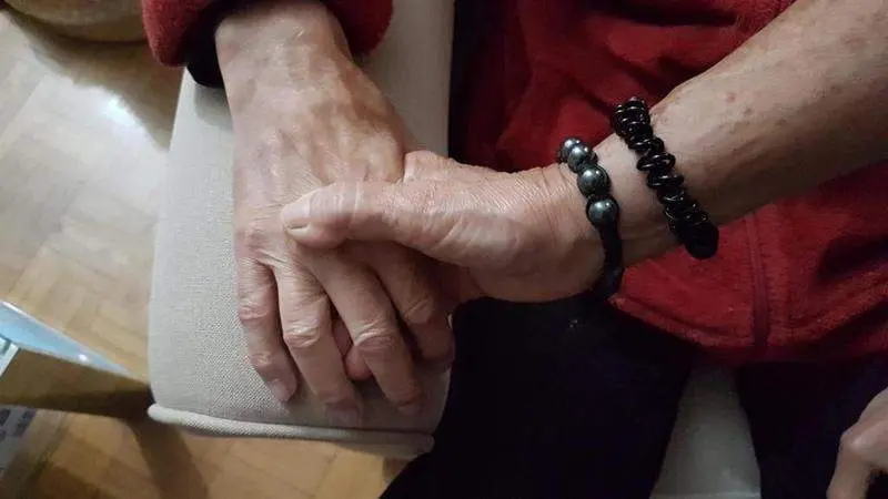  Pilar coge la mano de Valent&iacute;n, su marido, que tiene Alzheimer. 