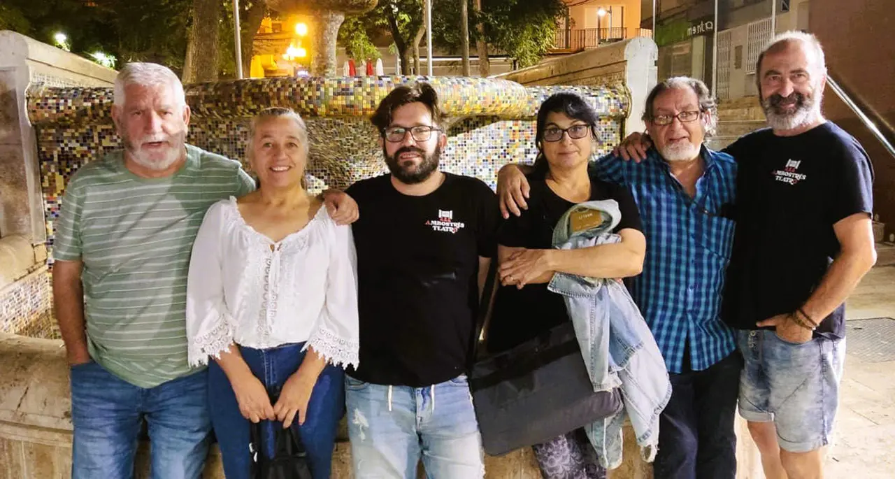  Juan Camacho, autor de la obra 'De mi cuando yo muera' en un paseo por Valdepe&ntilde;as, junto a amigos, actores y director de la obra | NP Grupo Oretania 