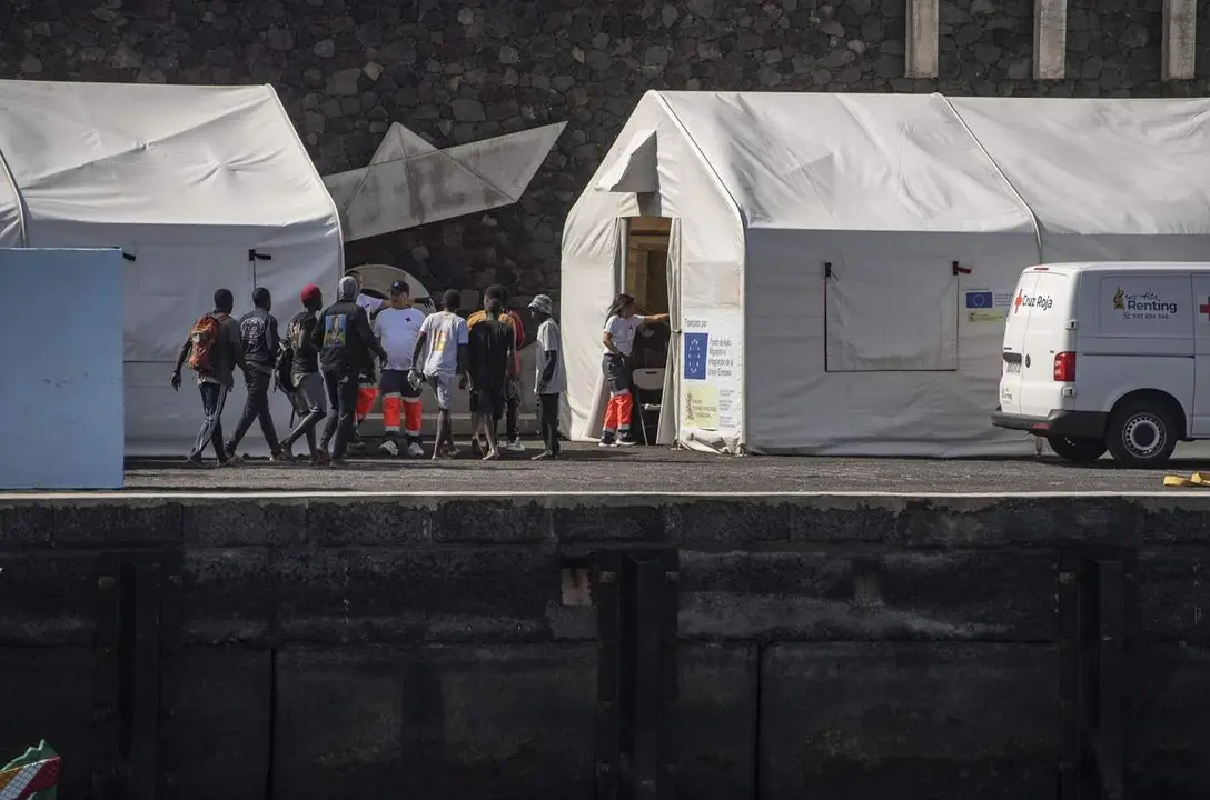  Migrantes desembarcan de un primer cayuco a su llegada al puerto de La Restinga, a 22 de agosto de 2024, en El Hierro, Canarias (Espa&ntilde;a). El primer cayuco que ha llegado a la isla contaba con 188 migrantes, entre ellos 14 mujeres. Tras el desembarco varia - Antonio Sempere - Europa Press 
