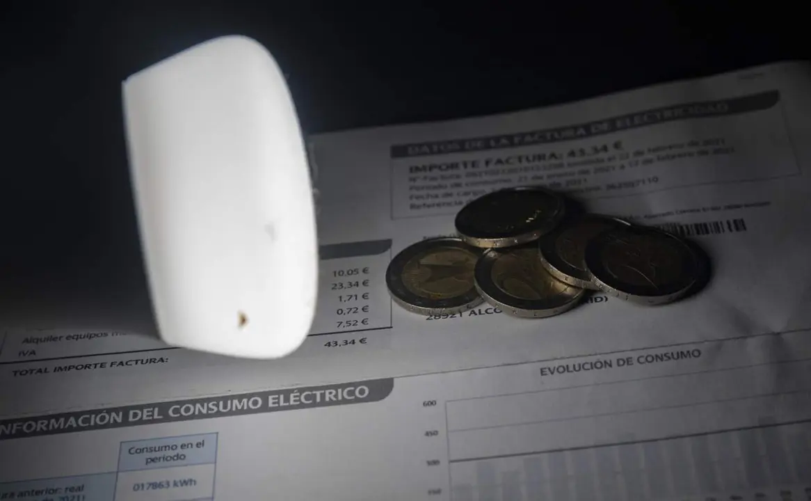  Archivo - Una l&aacute;mpara refleja el importe de una factura el d&iacute;a en que el precio de la luz ha marcado un m&iacute;nimo por primera vez en dos meses, a 27 de diciembre de 2021, en Madrid, (Espa&ntilde;a). - Eduardo Parra - Europa Press - Archivo 
