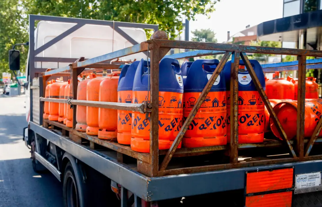  Archivo - Cami&oacute;n cargado con varias bombonas de butano. - Ricardo Rubio - Europa Press - Archivo 