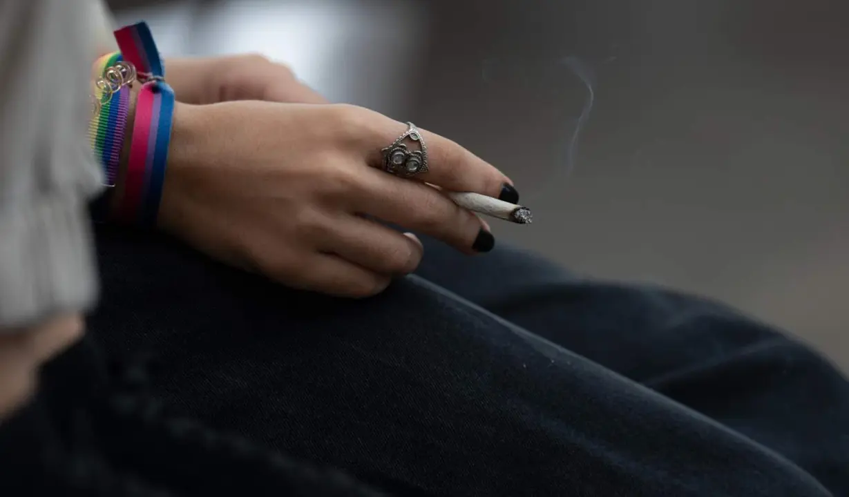  Archivo - Varios j&oacute;venes fuman en las inmediaciones del colegio Pia Balmes, que la nueva normativa del Govern convertir&aacute;n en espacio libre de humo, a 23 de septiembre de 2022, en Barcelona, Catalunya (Espa&ntilde;a). - David Zorrakino - Europa Press - Archivo 