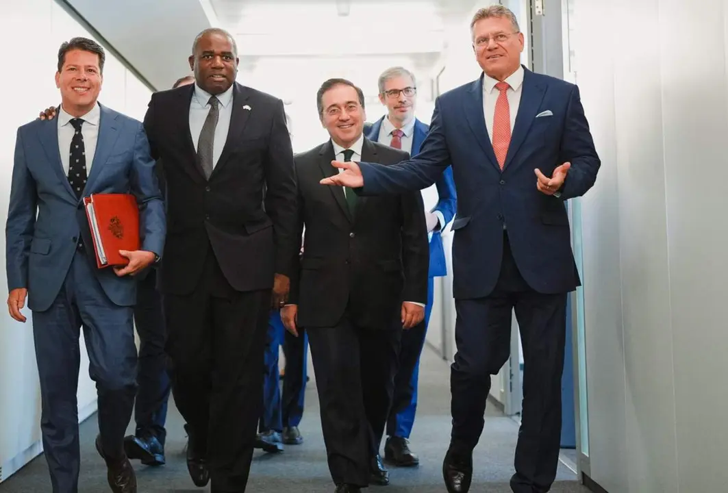  El ministro principal de Gibraltar, Fabian Picardo; el ministro de Exteriores brit&aacute;nico, David Lammy; el ministro de Exteriores espa&ntilde;ol, Jos&eacute; Manuel Albares; y el vicepresidente de la Comisi&oacute;n Europea Maros Sefcovic antes de su reuni&oacute;n en Bruselas - BEN DANCE / FCDO 