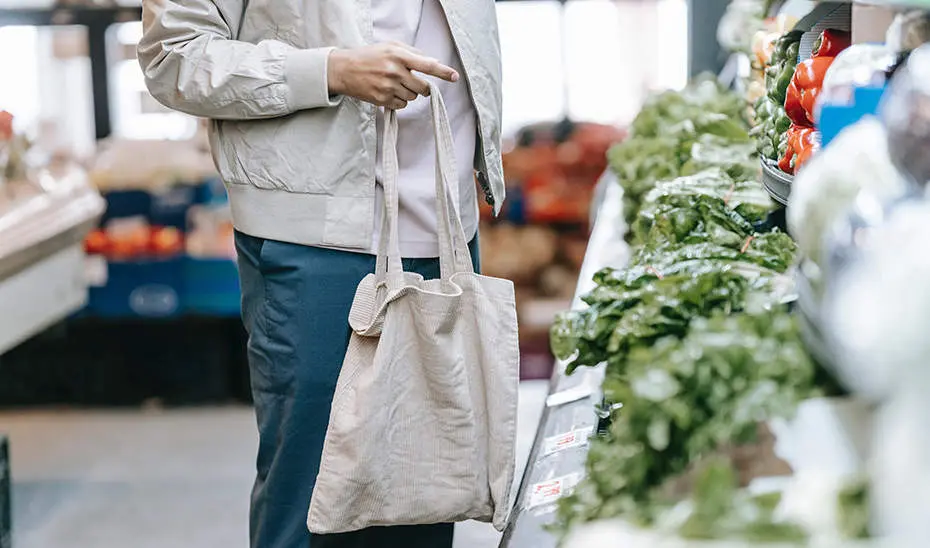  Consumidor ante un puesto de frutas y verduras. 
