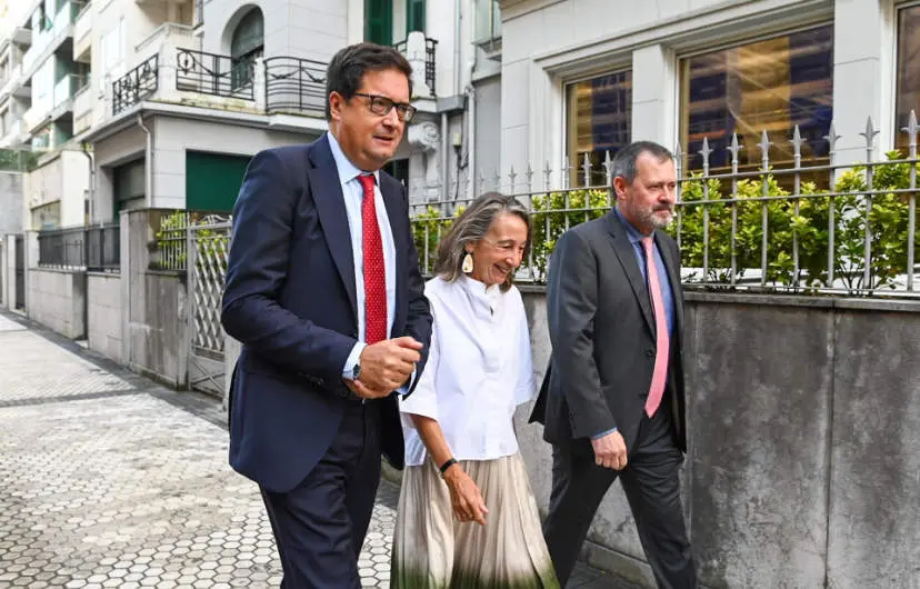  El ministro para la Transformaci&oacute;n Digital y de la Funci&oacute;n P&uacute;blica, &Oacute;scar L&oacute;pez, la delegada del Gobierno en Euskadi, Marisol Garmendia, y el decano del Colegio de Ingenieros Industriales de Gipuzkoa, Asier Anacabe - Arnaitz Rubio - Europa Press 