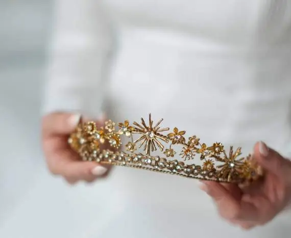  Consejos para llevar una tiara de novia seg&uacute;n dos expertas en estas piezas artesanales 