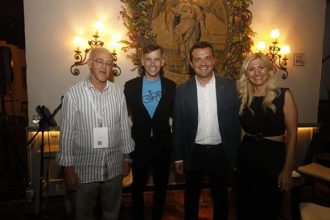  En la imagen, junto al alcalde de C&oacute;rdoba y a la delegada de Centro Hist&oacute;rico, de izquierda a derecha, Mohamed Benchekroun, representante del Ayuntamiento de Marrakech encargado de la OCPM, y el presidente de la OCPM,  Bruno Marchand. 