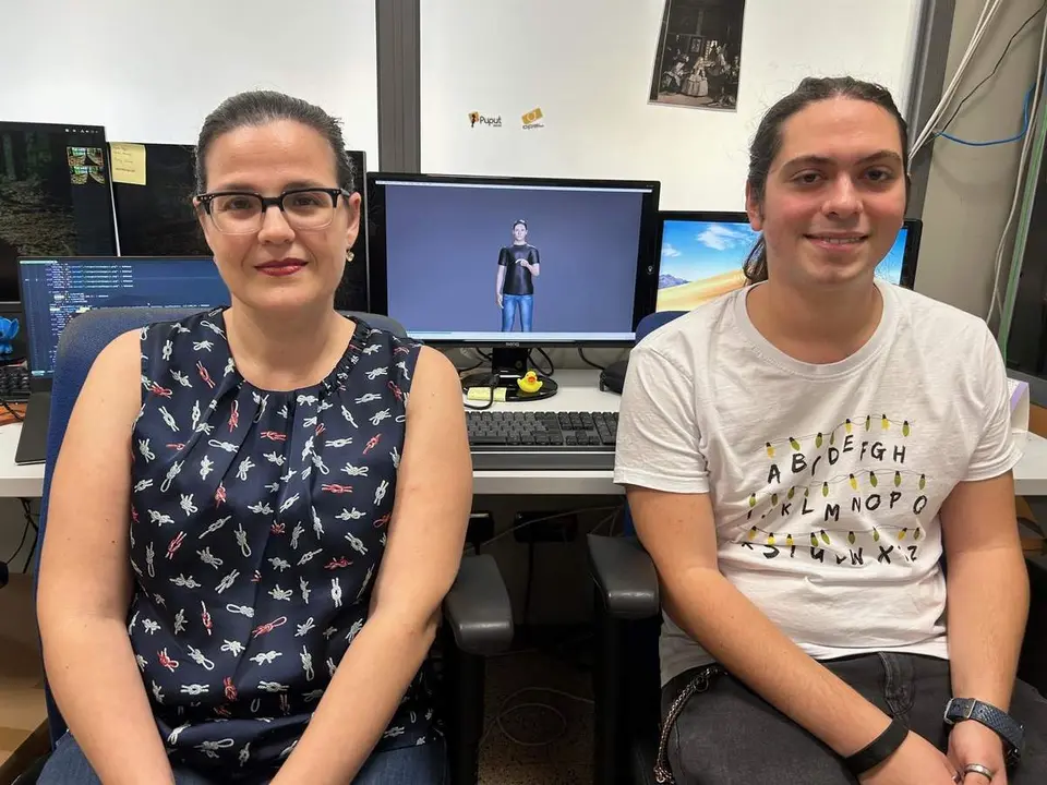  Los investigadores de la UA Ester Mart&iacute;nez y Francisco Morillas en su despacho 