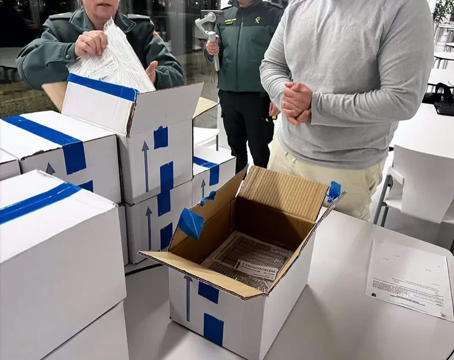  Agentes de la Guardia Civil custodian y comprueban las cajas que contienen las pruebas de oposici&oacute;n para ingresar al Instituto Armado - GUARDIA CIVIL | EP 