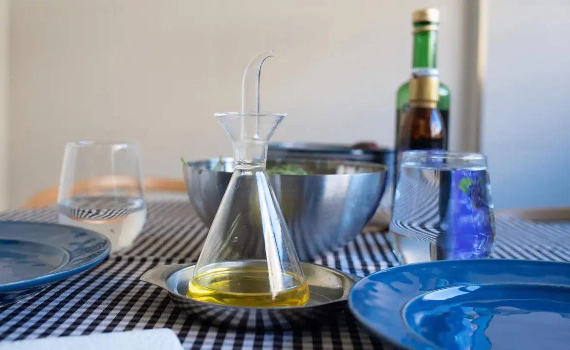  Archivo - Una aceitera en una mesa, a 21 de junio de 2024, en Barcelona, Catalunya (Espa&ntilde;a). - David Zorrakino - Europa Press - Archivo 