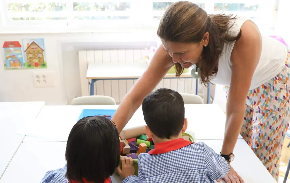  Archivo - Una profesora en una clase con dos alumnos - Marta Fern&aacute;ndez - Europa Press - Archivo 