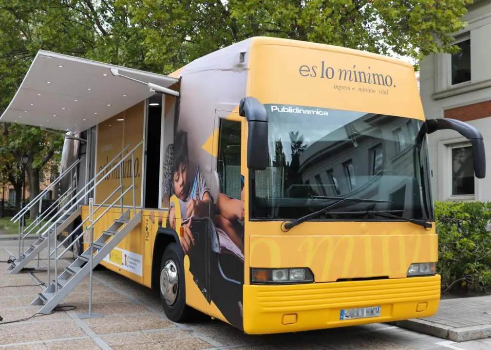  Archivo - Un autob&uacute;s informativo del Ingreso M&iacute;nimo Vital. - Marta Fern&aacute;ndez Jara - Europa Press - Archivo 